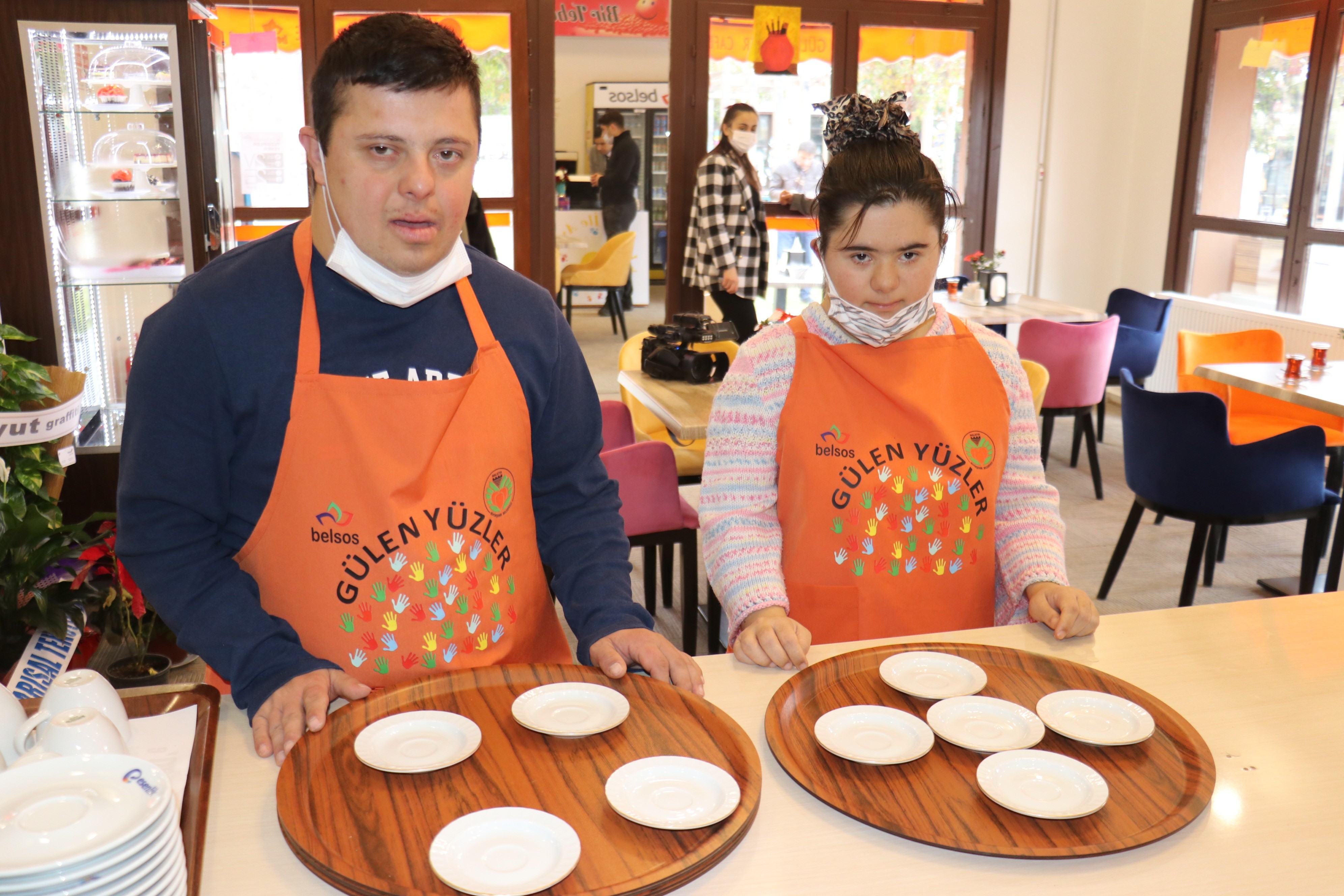 Bu kafeteryada yüzler hep gülüyor