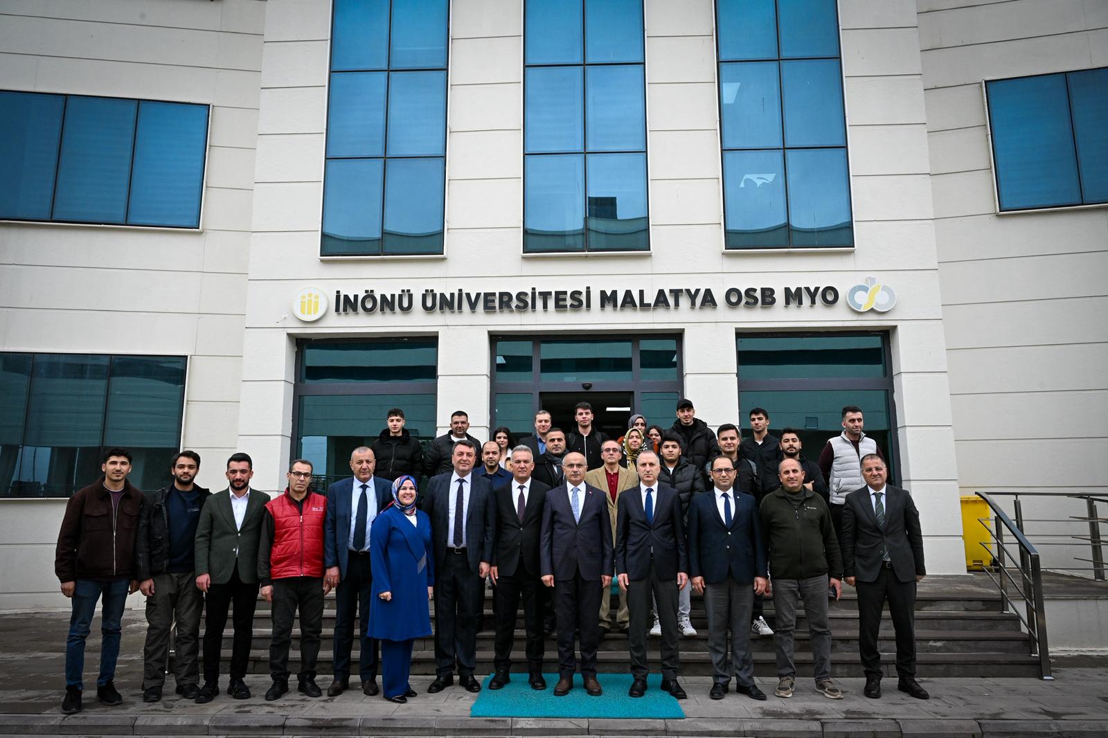 Büyükşehir Belediye Başkanı Sami Er:“Temel Hedefimiz Depremin Yaralarını Sarmak”