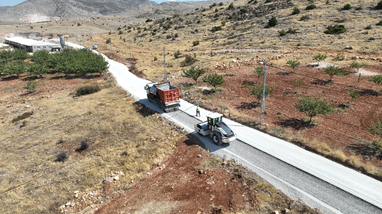 BÜYÜKŞEHİR BELEDİYESİ GÖZENE MAHALLESİ’NDE YOL ÇALIŞMALARINA BAŞLADI