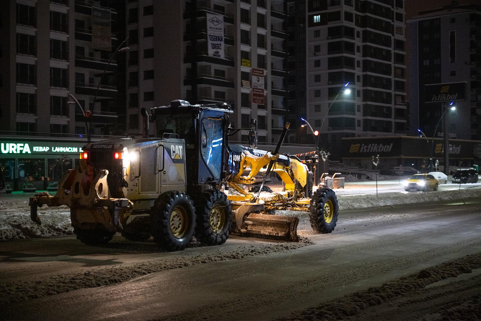 BÜYÜKŞEHİR BELEDİYESİ KAR’DAN KAPANAN YOLLARI AÇMAYA DEVAM EDİYOR