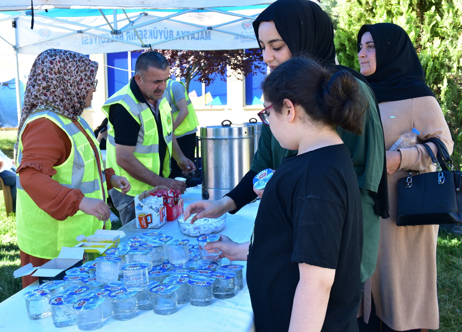 Büyükşehir Belediyesinden Öğrencilere ve Velilere İkram