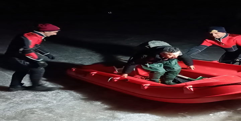 Buzlar çözülünce barajın ortasında mahsur kaldılar