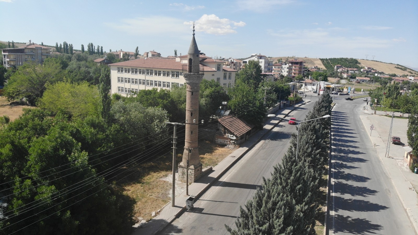 Camisi yıkılan yalnız minare, zamana meydan okuyor