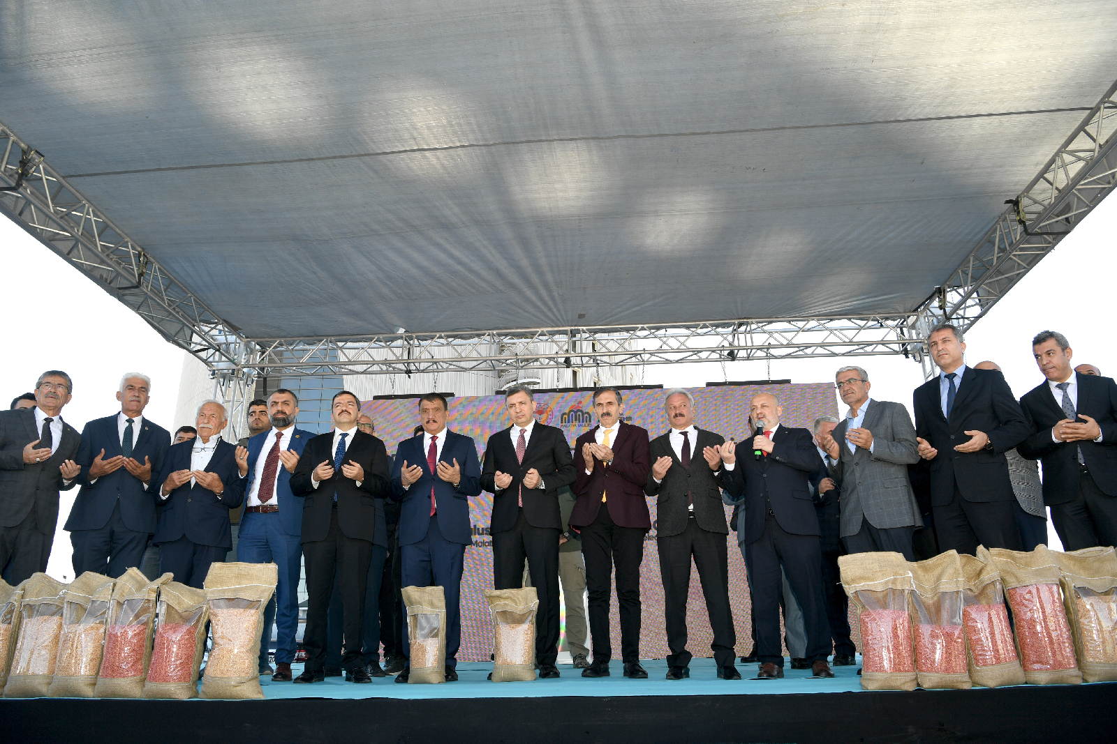 Çiftçilere Tohumluk Arpa ve Buğday Dağıtıldı