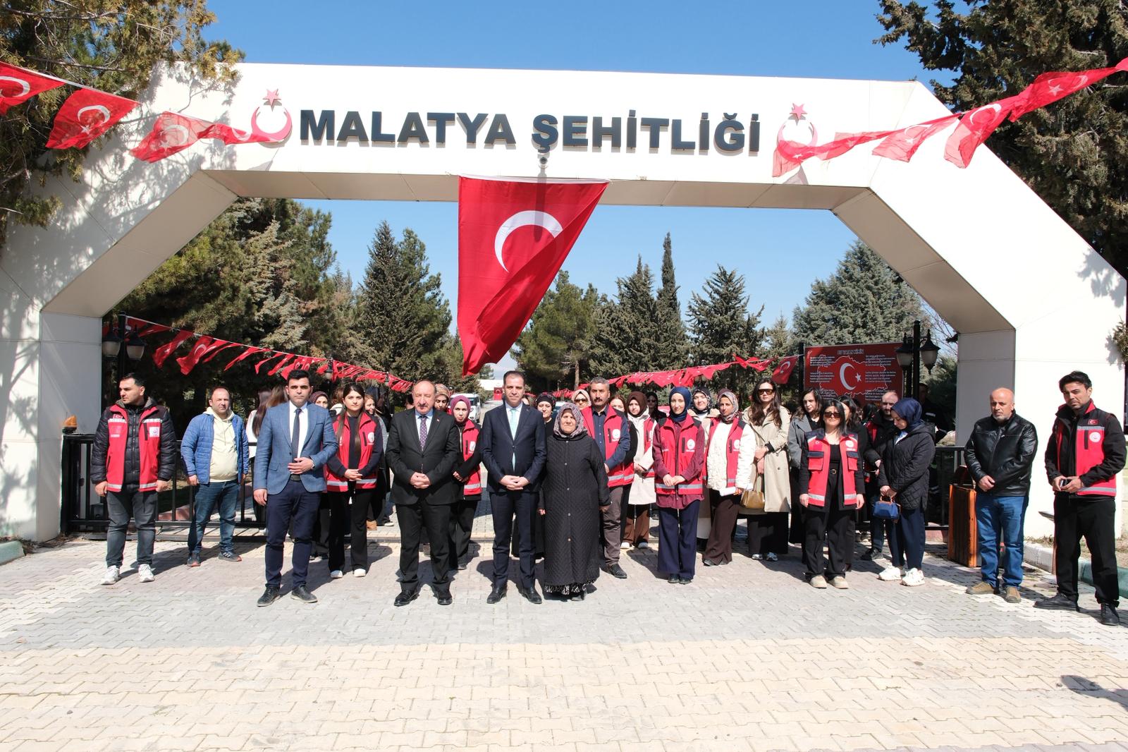 Çocuklardan Şehitlik Ziyareti