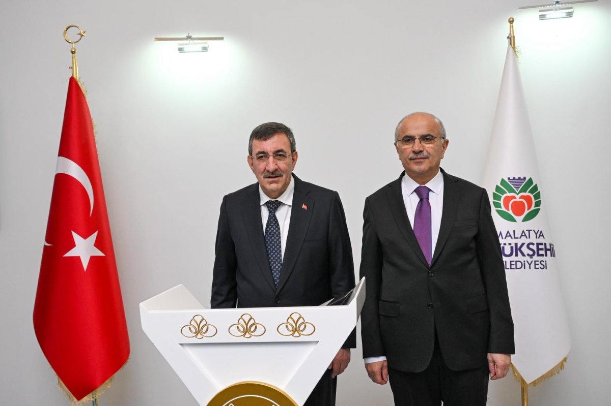 CUMHURBAŞKANI YARDIMCISI CEVDET YILMAZ BAŞKAN ER'İ TEBRİK ETTİ