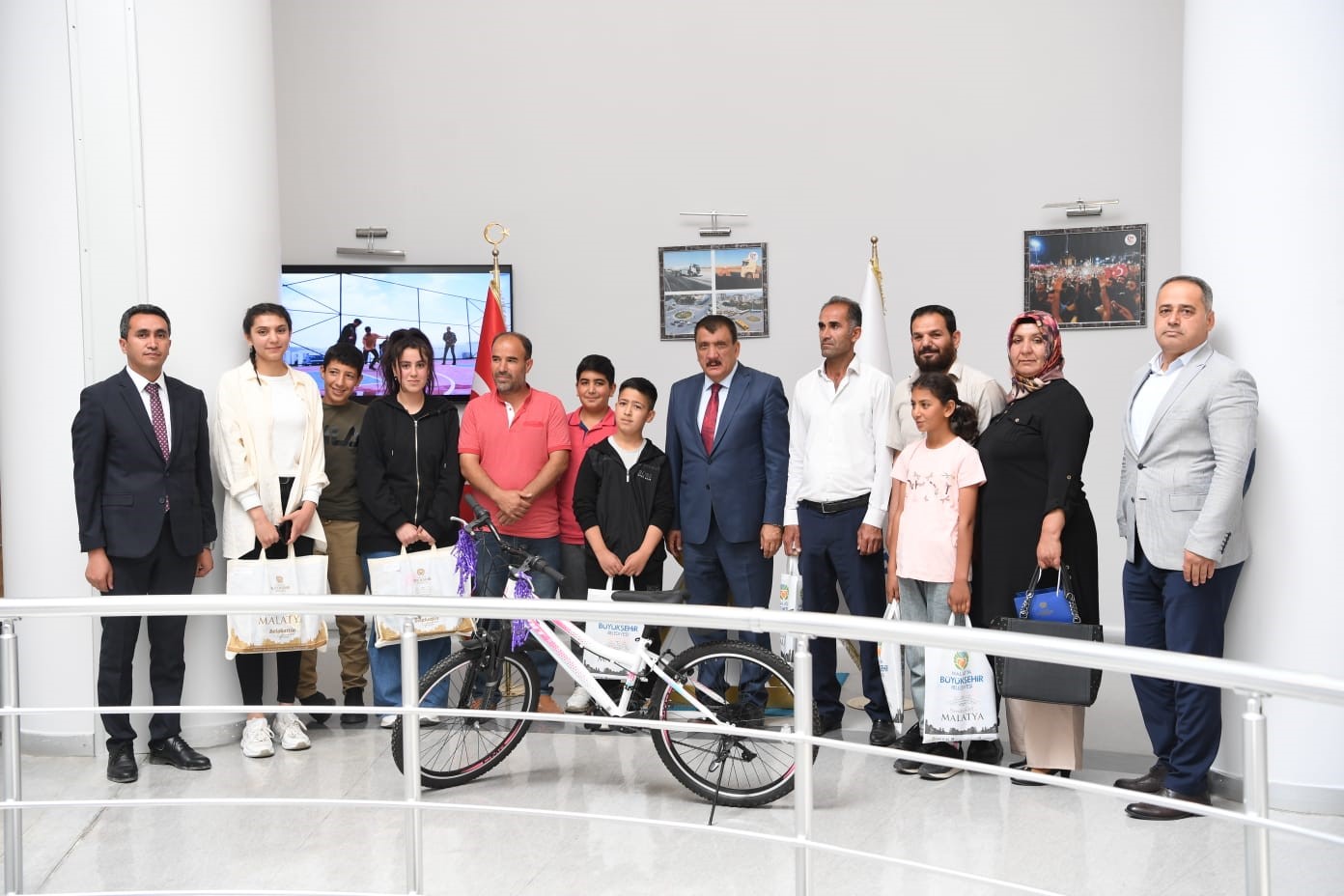 Cumhurbaşkanının Hediyeleri Sahiplerine Teslim Edildi