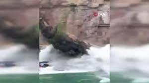 Dev kaya teknelerin üzerine düştü: 7 kişi öldü