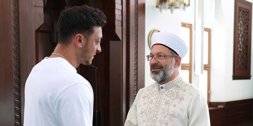 Diyanet İşleri Başkanı Ali Erbaş, eski milli futbolcu Mesut Özil ile bir araya geldi.