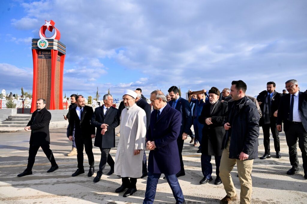 Diyanet İşleri Başkanı Arpaguş, Deprem Şehitliğinde Dua Etti