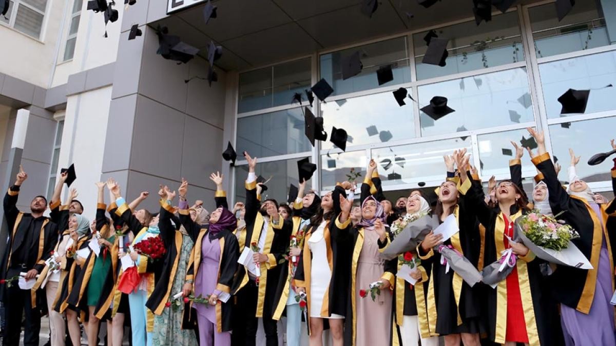 Eczacılık öğrencilerinden mezuniyet mutluluğu