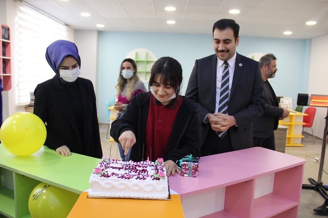 En çok kitap okuyan öğrenciye doğum günü sürprizi