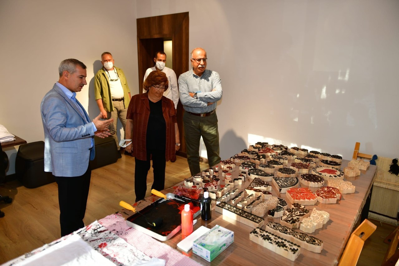 Eski Bakan Akşit, Yeşilyurt’taki tekstil müzesini inceledi