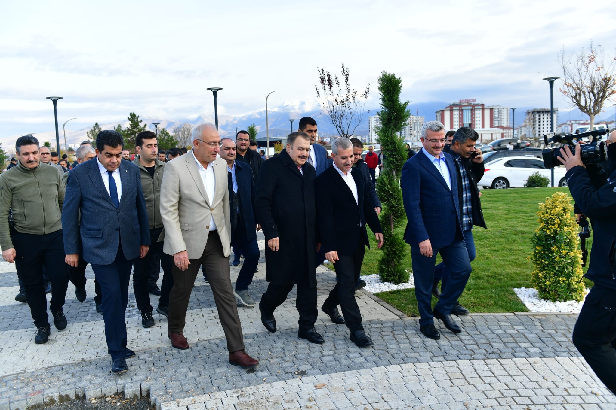 Eski Bakan Eroğlu'dan Beylerderesi Şehir Parkına Övgü