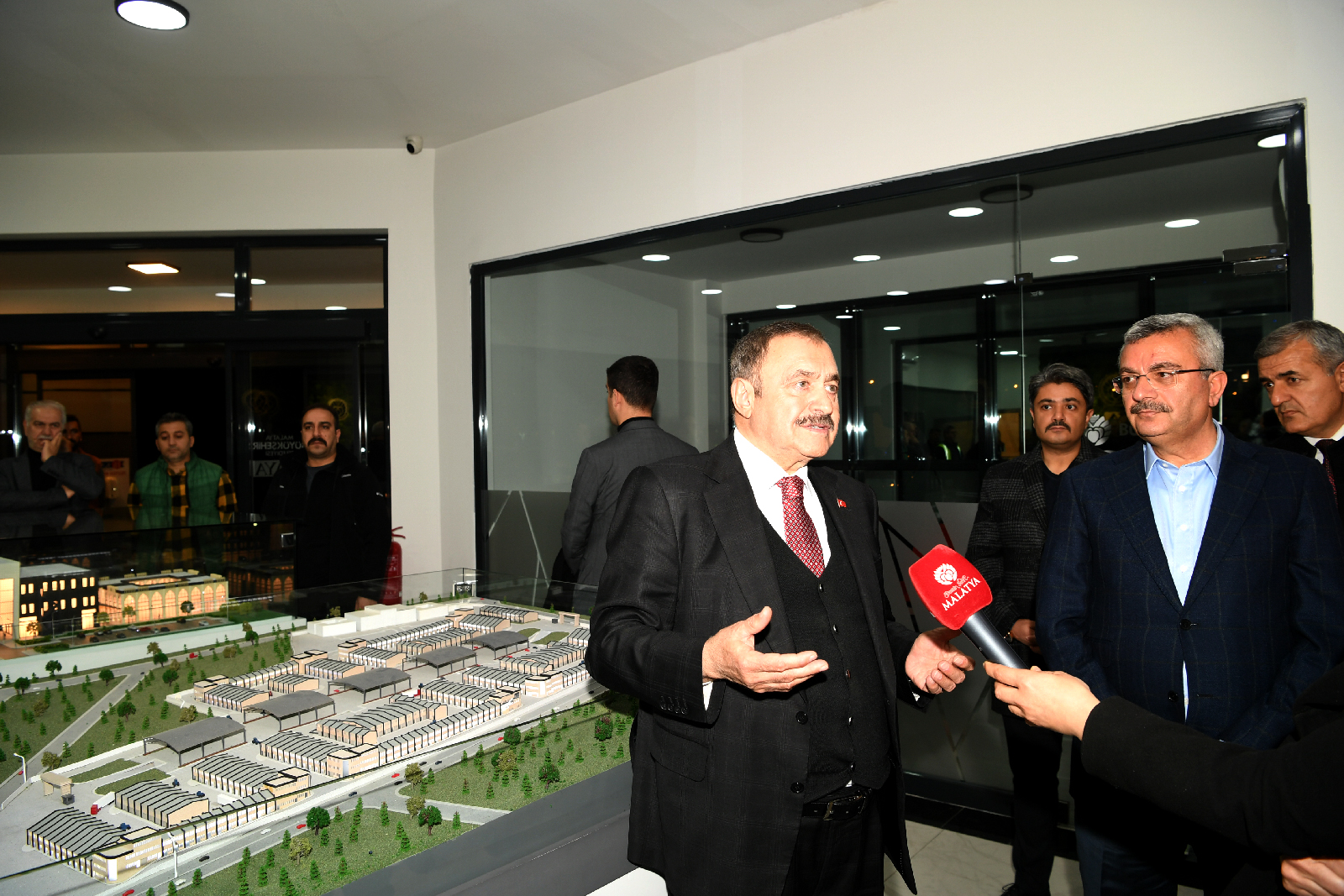 Eski Bakan Eroğlu Kayısı Ticaret Merkezini Gezdi