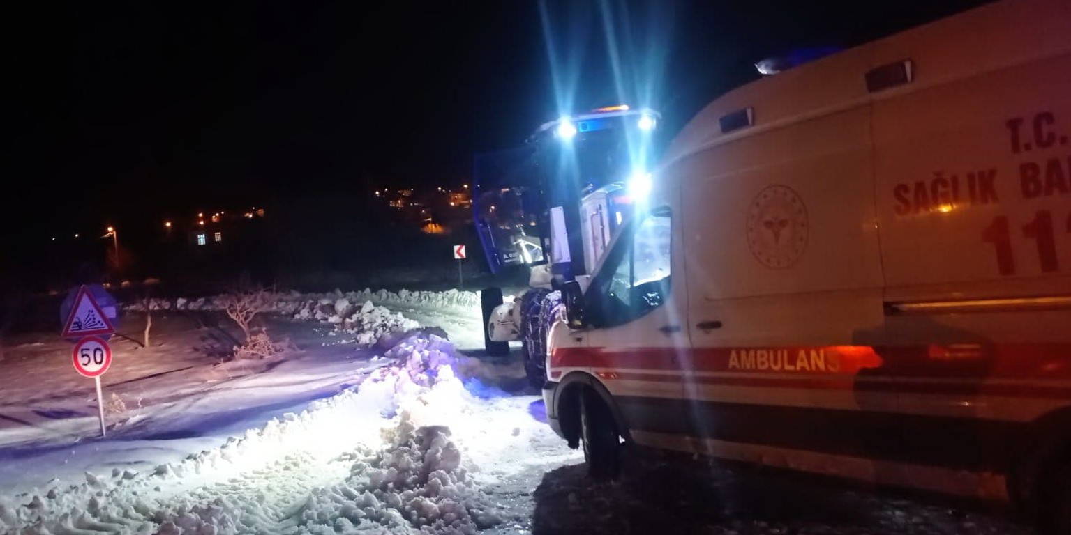 Evlerinde mahsur kalan hastaları ekipler kurtarıyor