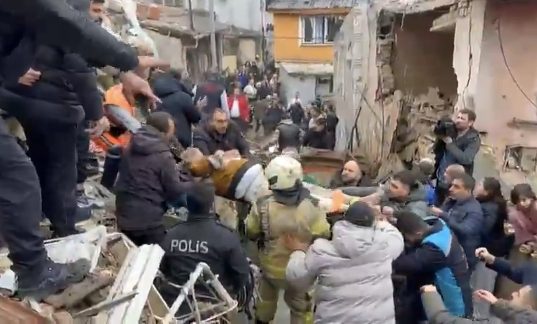 Fatih’te Doğal Gaz Patlaması: 2 Bina Çöktü, 7 Kişi Kurtarıldı