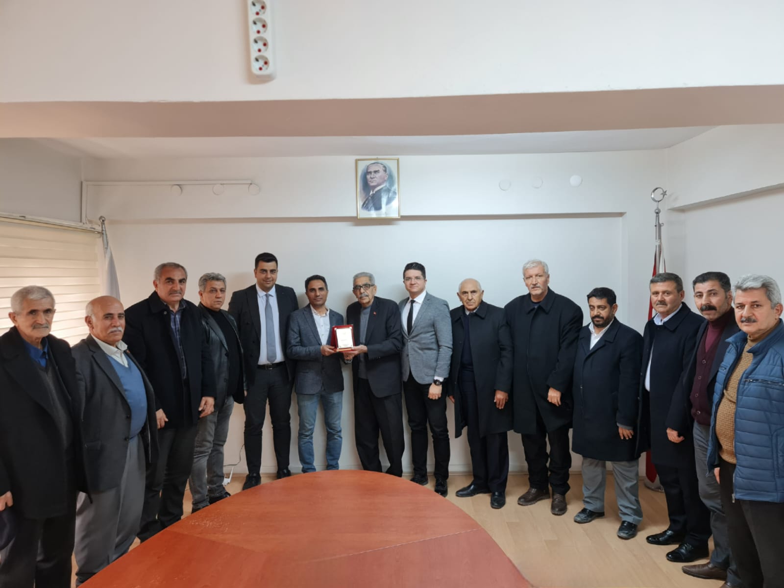 Fırat EDAŞ’a Malatya Muhtarlar Konfederasyonu’ndan Teşekkür Plaketi