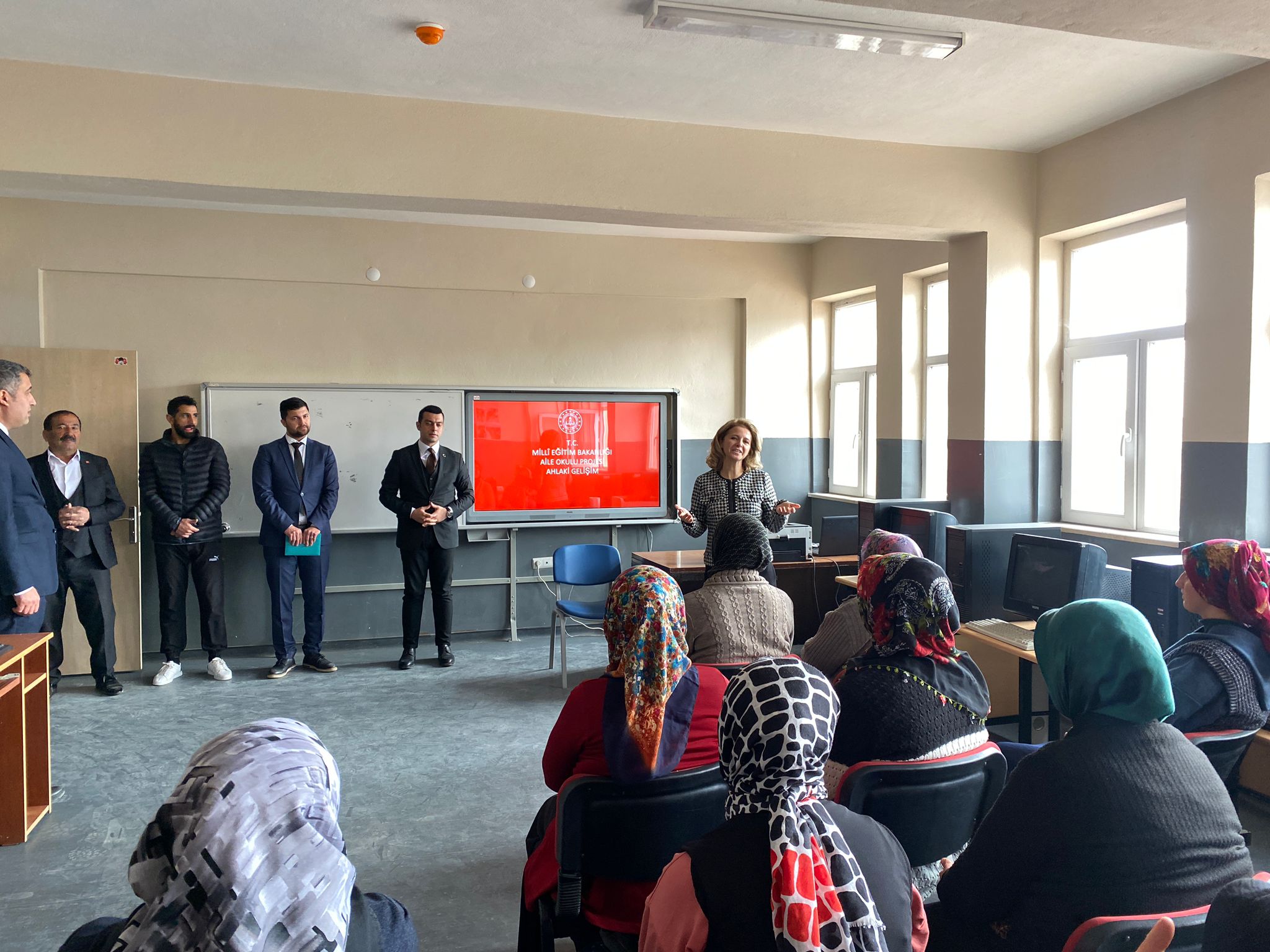 First Lady Şahin'den Köy Okullarına Ziyaret