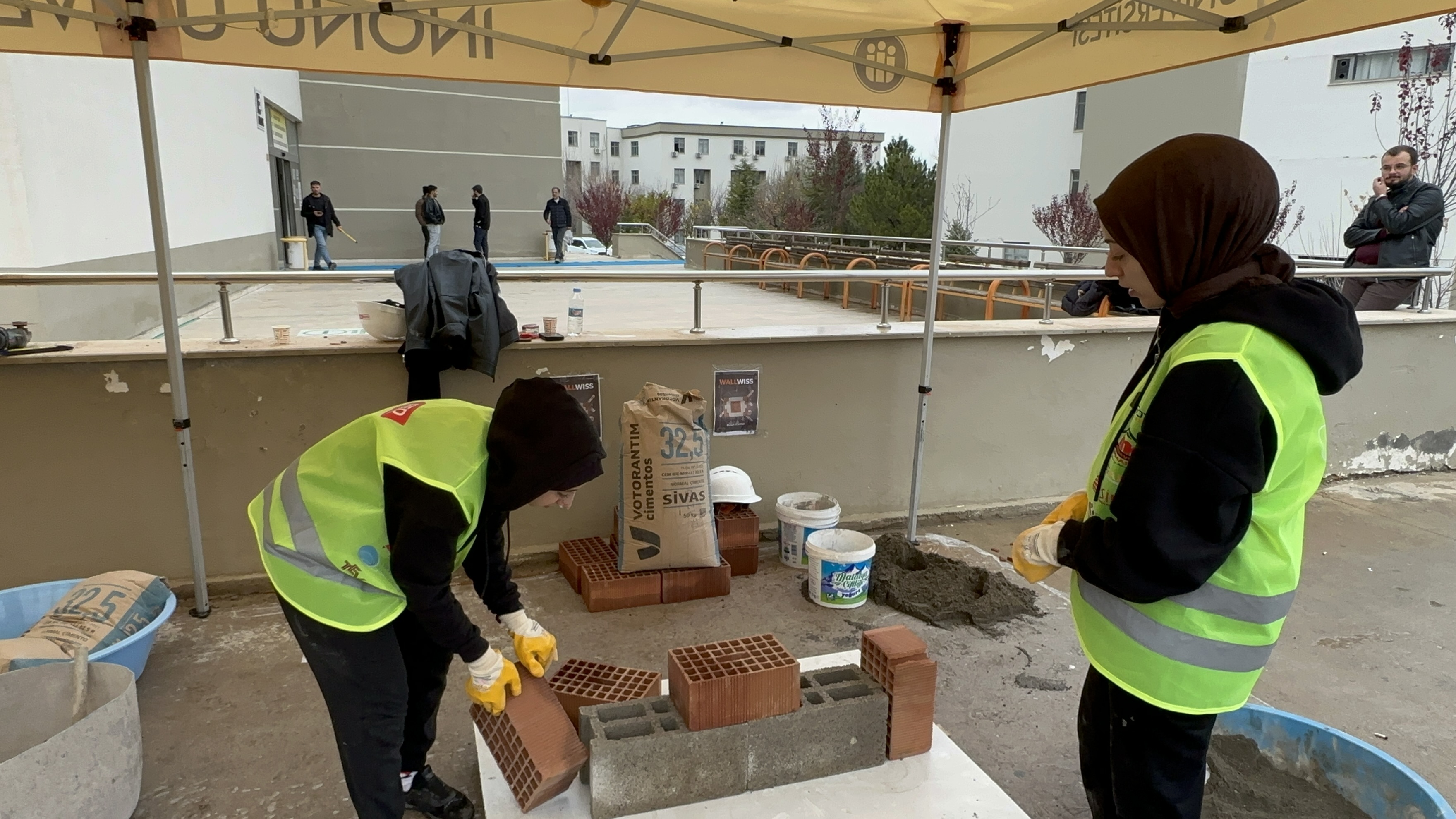 GENÇ MÜHENDİS ADAYLARI DUVAR ÖRME YARIŞMASINDA TER DÖKTÜ