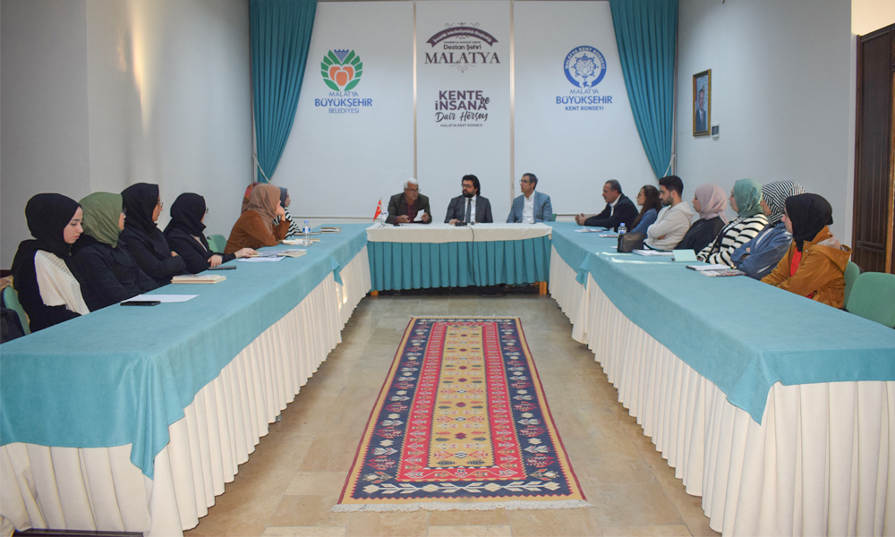 Gençler Kitap Tahlilleri İle Yeni Ufuklar Kazanıyor