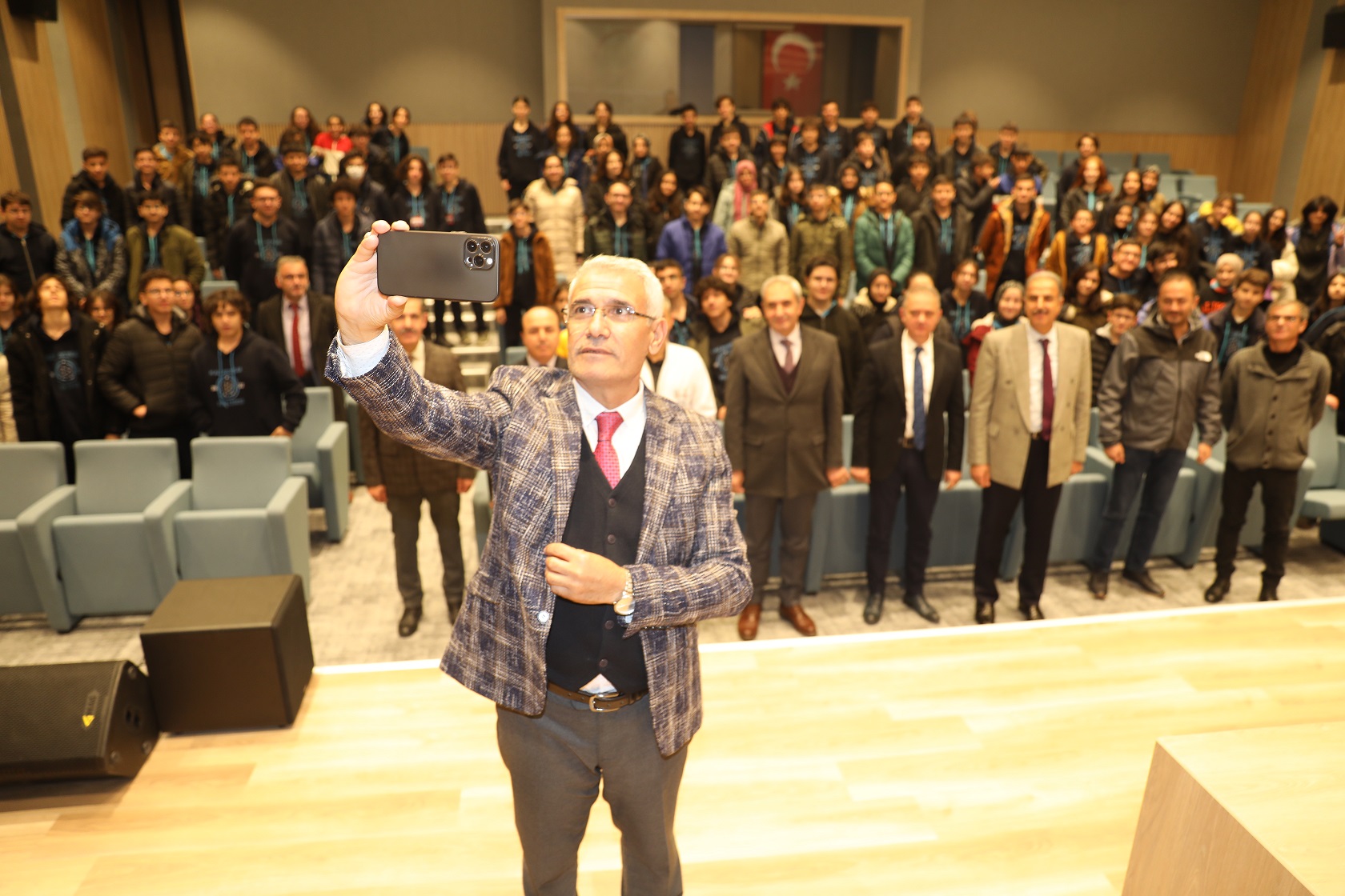 Güder, “Eğitime Öncelik Gençlere İse Ayrıcalık Tanıyoruz”