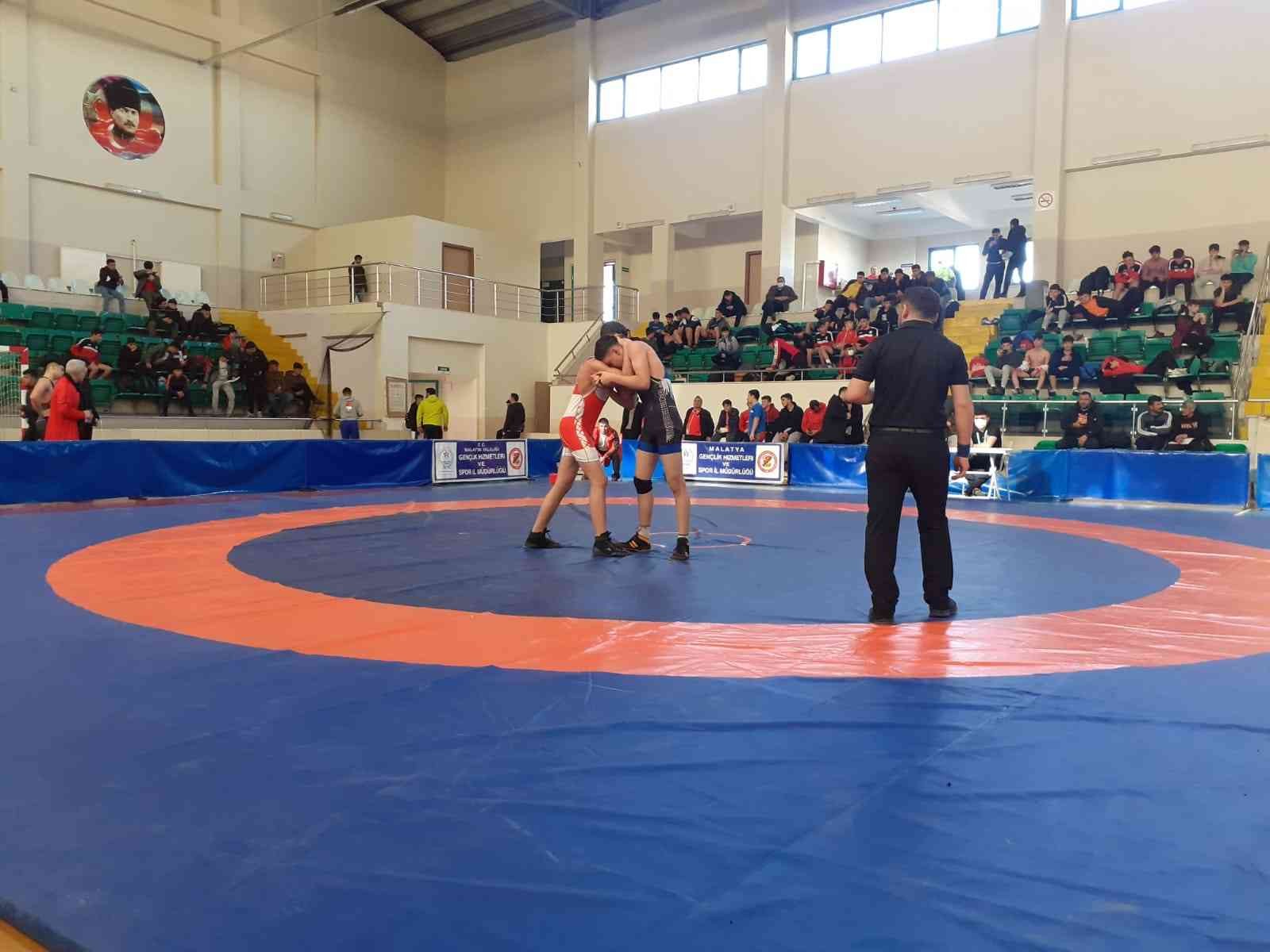 Güreş Grup Şampiyonası çekişmeli başladı