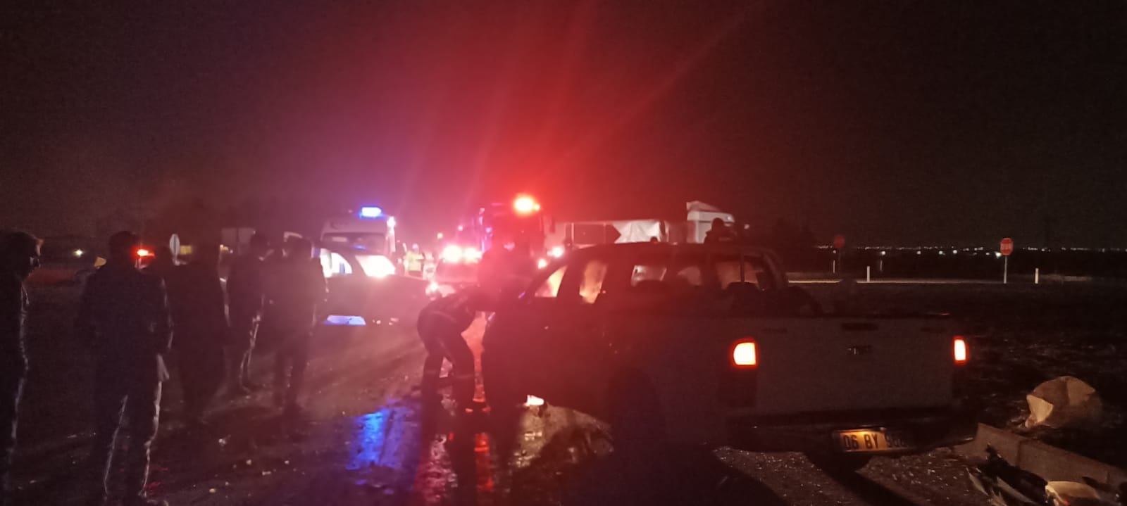 Hafif Ticari Araçla Pikap Çarpıştı 2 Yaralı