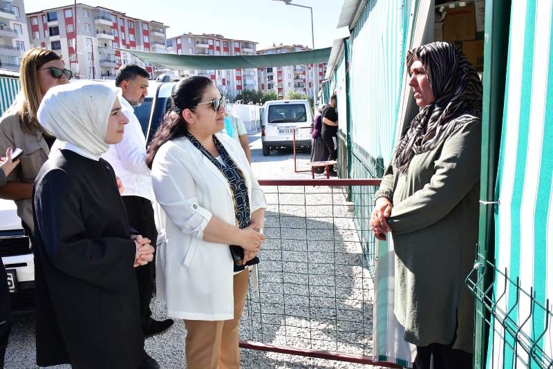 Hanımefendi Selda Yavuz Rönesans-I Konteyner Kentte İkamet Eden Aileleri Ziyaret Etti.