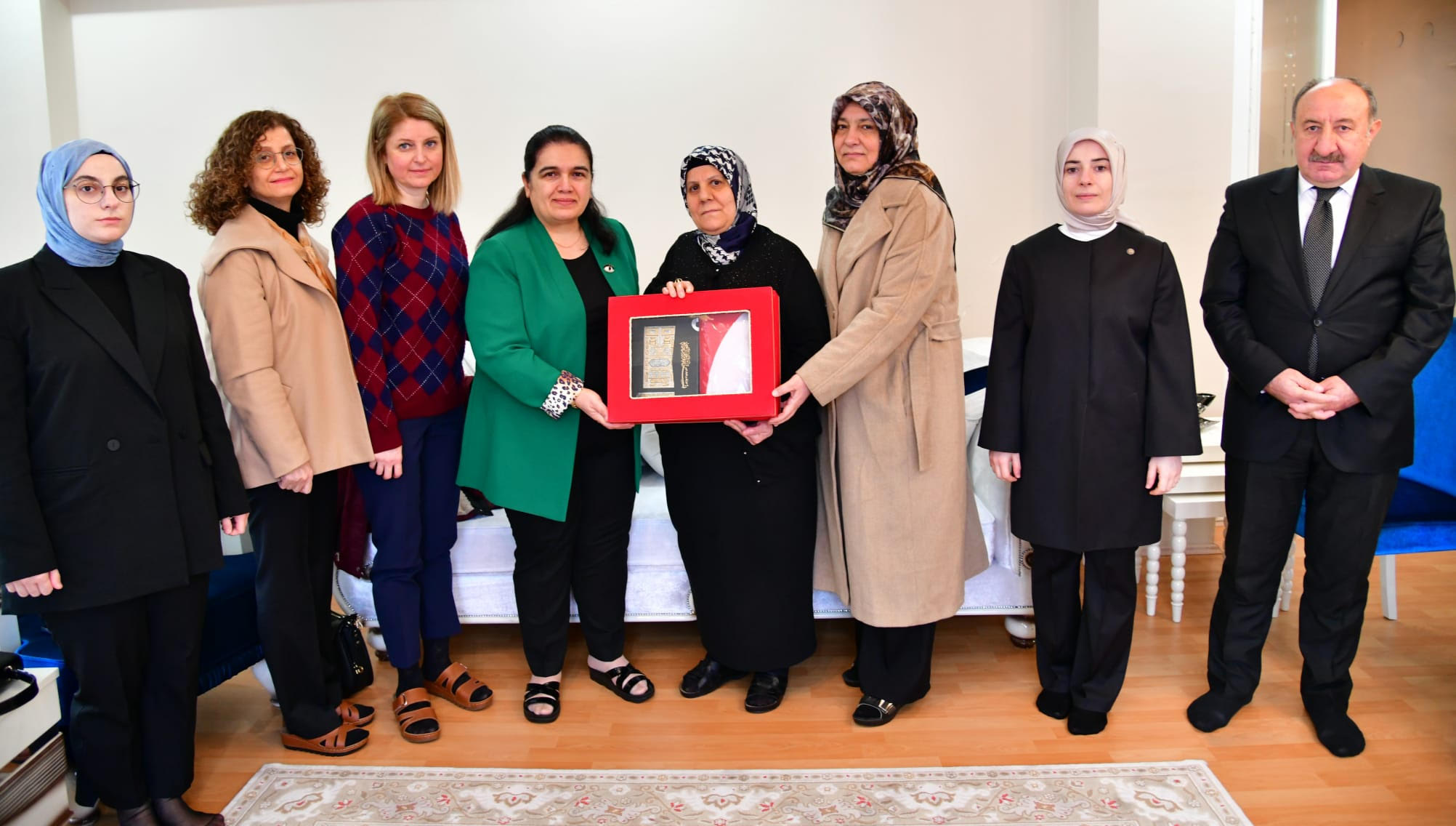 Hanımefendi Selda Yavuz Yeşilyurt İlçesinde Şehit Ailelerini Ziyaret Etti