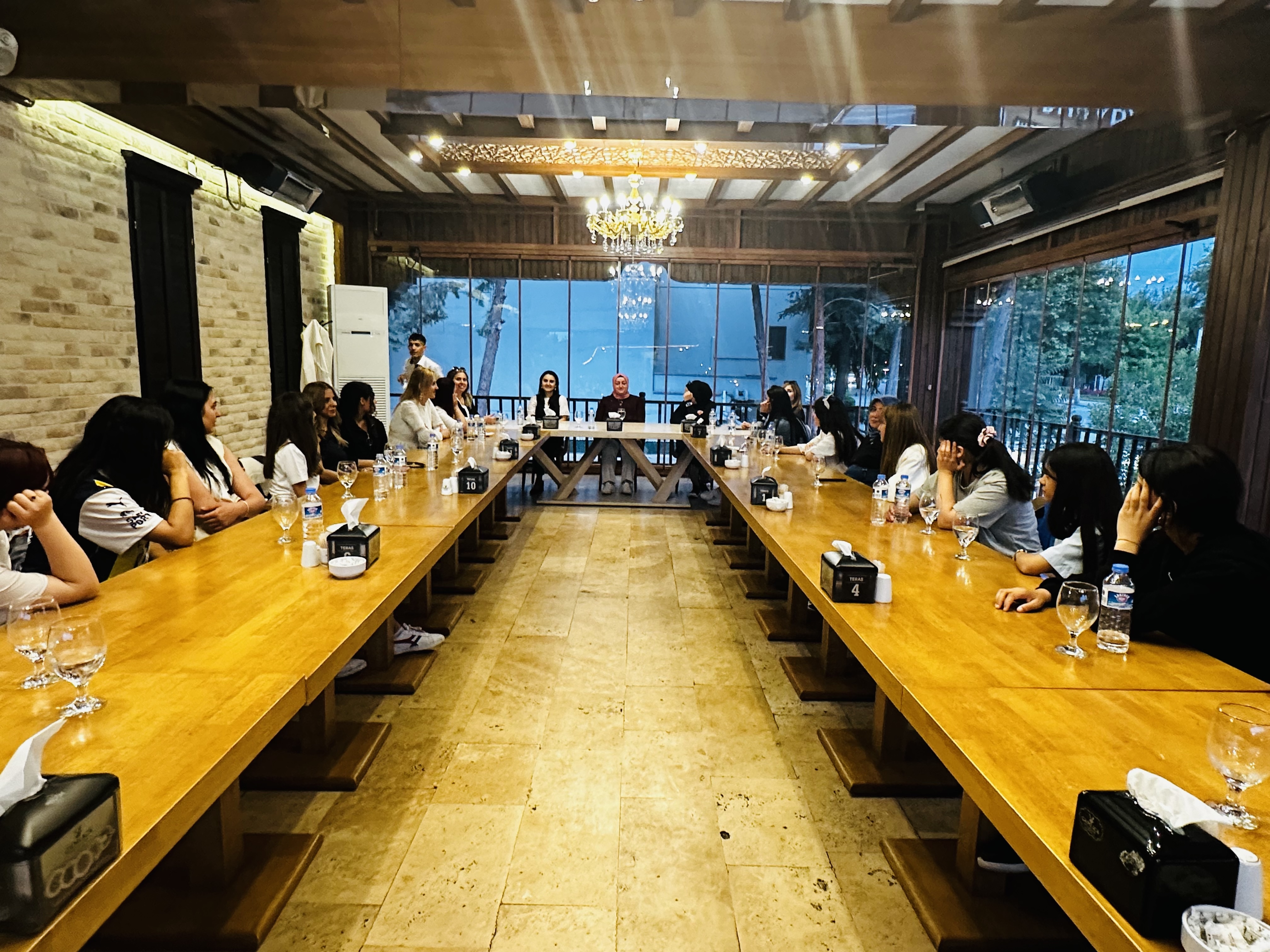 Hanımefendi Yazıcı'dan Sınava Girecek Öğrencilere Moral Ziyareti