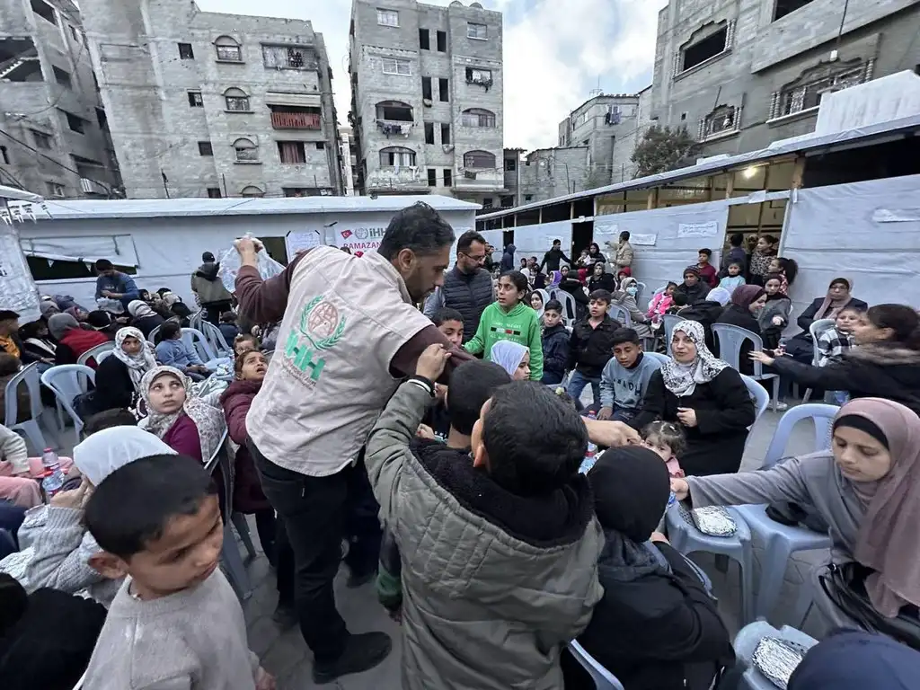 İHH her gün 165 bin Gazzeliye iftar yemeği dağıtıyor