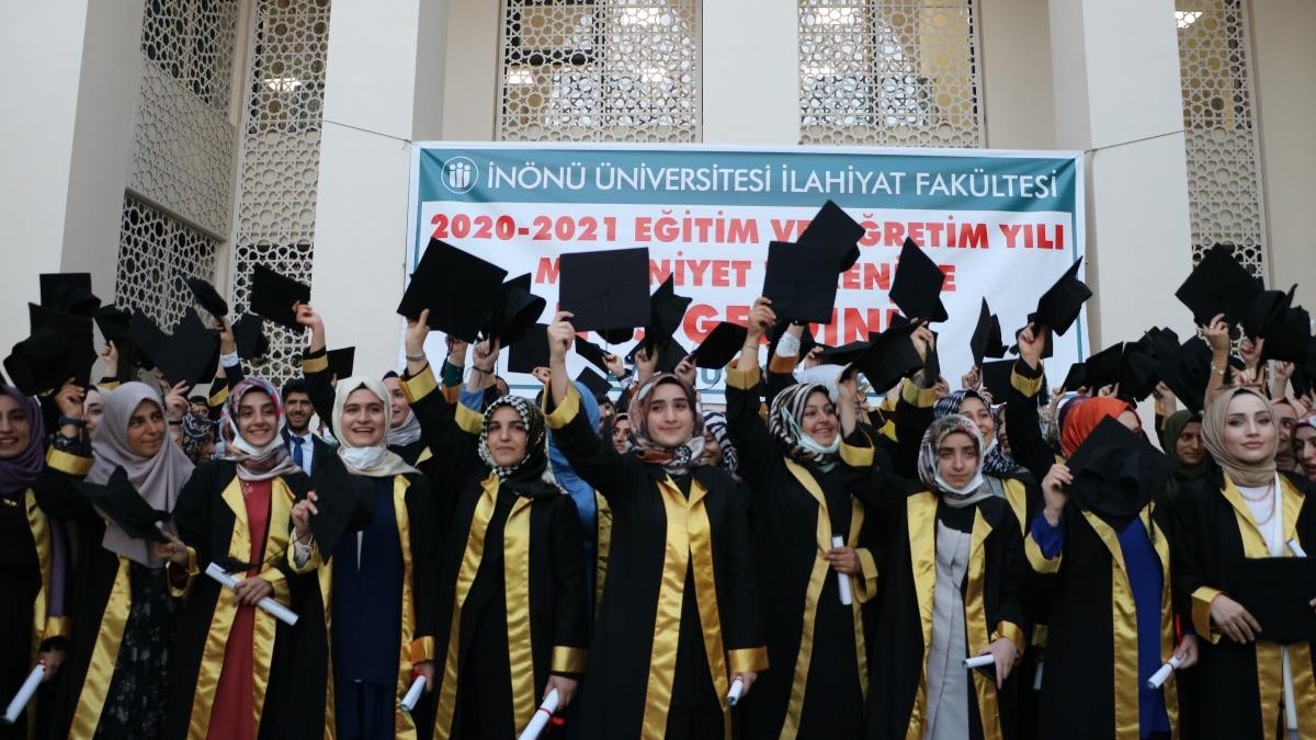 İlahiyat Fakültesi’nde mezuniyet coşkusu