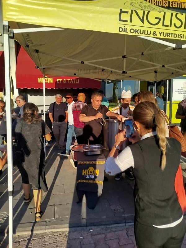Malatya Han Zırh Kebap’ta Muharrem Ayı Bereketi: Tahsin Yılmaz Kendi Elleriyle Aşure Dağıttı