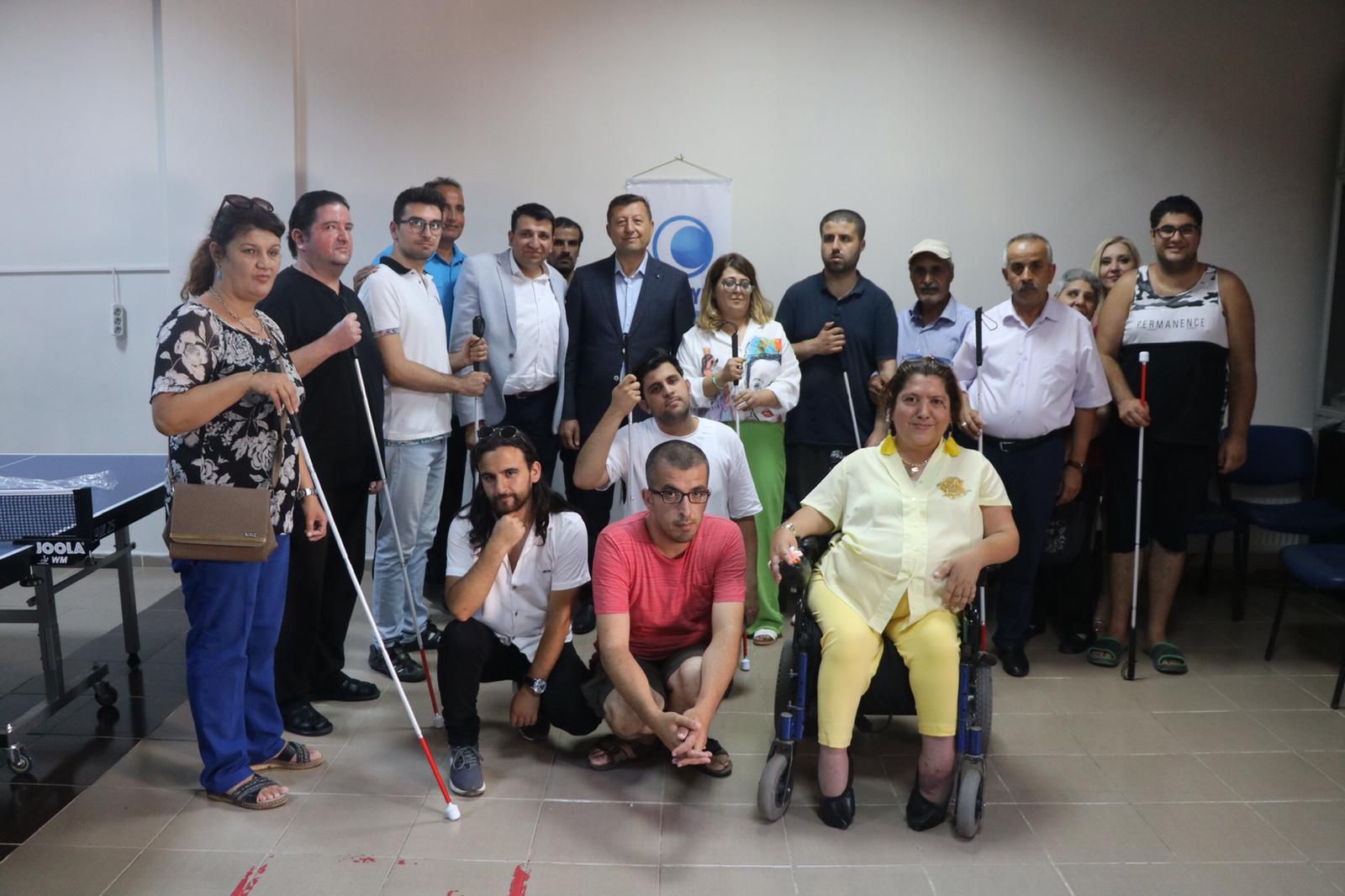 İş İnsanı Ali Güneş Görme Engelli 50 Kişiye Beyaz Baston Hediye Etti