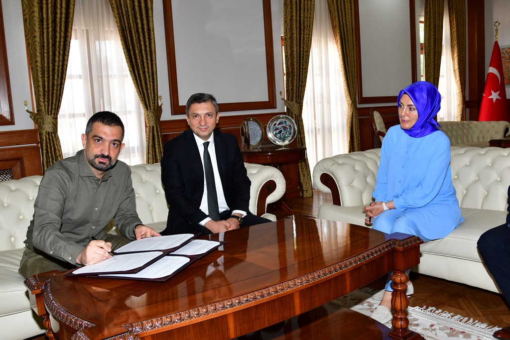 İş İnsanı Alp Utku Yiğitvar ile Okul Protokolü İmzalandı