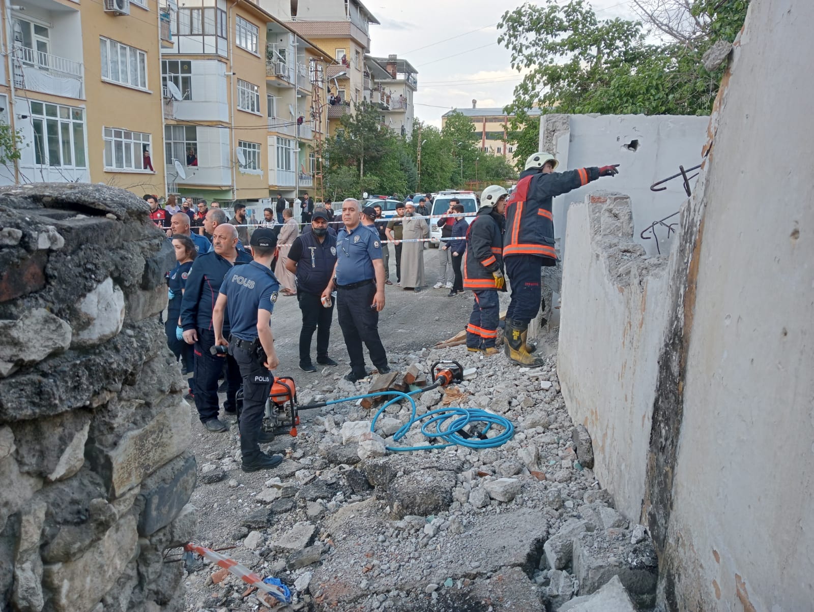 İtfaiyeden Çöken Metruk Binayla İlgili Açıklama