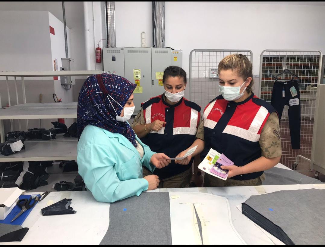 Jandarmadan kadın çalışanlara KADES bilgilendirmesi