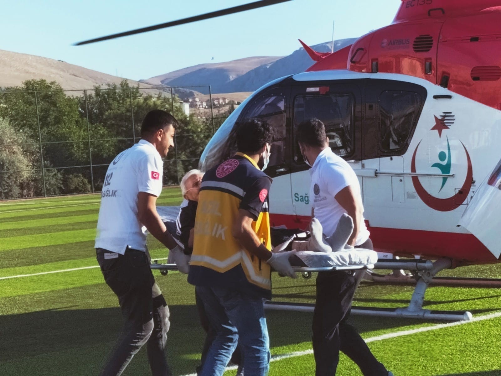 Kalp krizi geçiren yaşlı adamın imdadına hava ambulansı yetişti