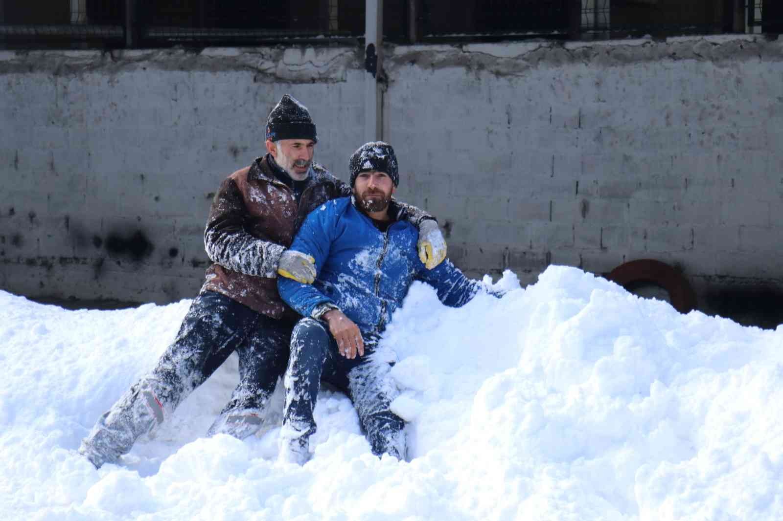 Kar temizliğini bıraktılar çocuklar gibi oyun oynadılar