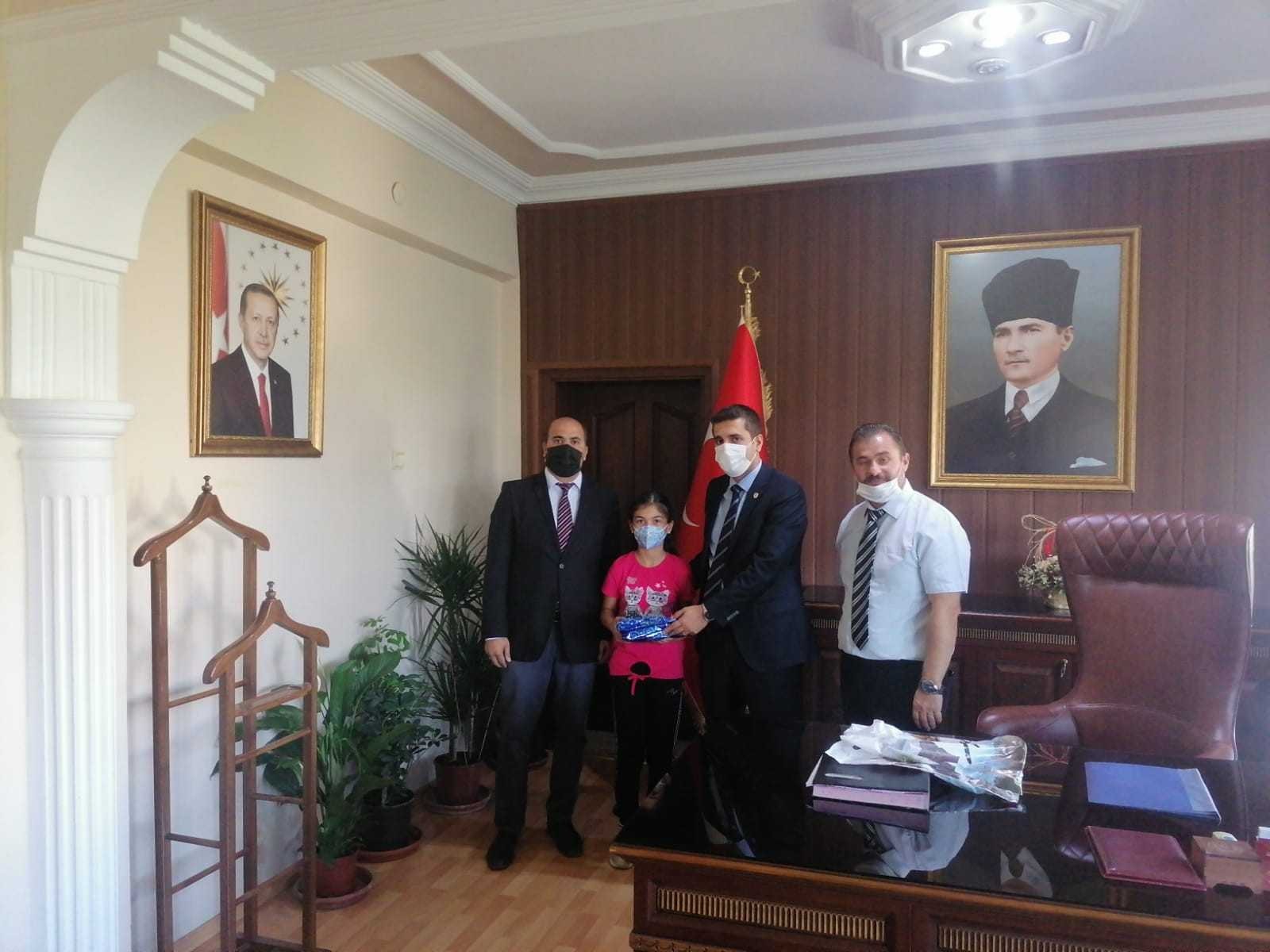 Kaymakam Böçkün’den başarılı öğrenciye hediye