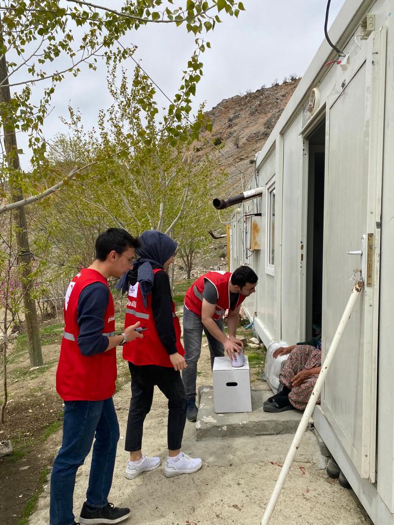 Kızılay'dan Gücük Mezrasındaki Vatandaşlara Yardım