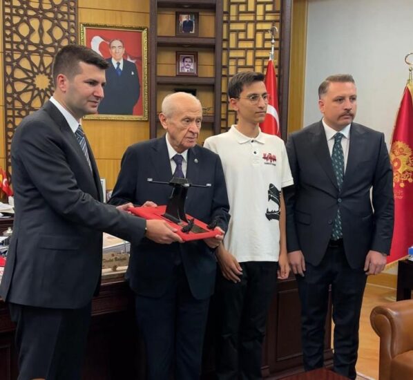 Lider Bahçeliye TÜRKHAN İHA prototipi hediye edildi