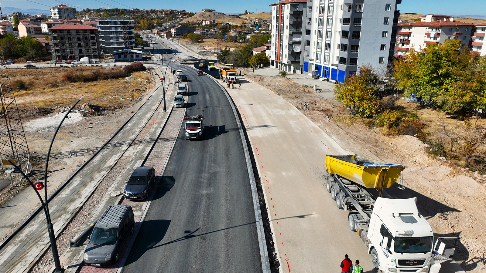 MALATYA BÜYÜKŞEHİR BELEDİYESİ MEHMET AKİF ÜSTÜNDAĞ CADDESİ’Nİ GÜVENLİ VE KONFORLU HALE GETİRİYOR