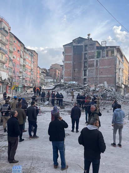 Malatya'da Ağır Hasarlı Bina Çöktü
