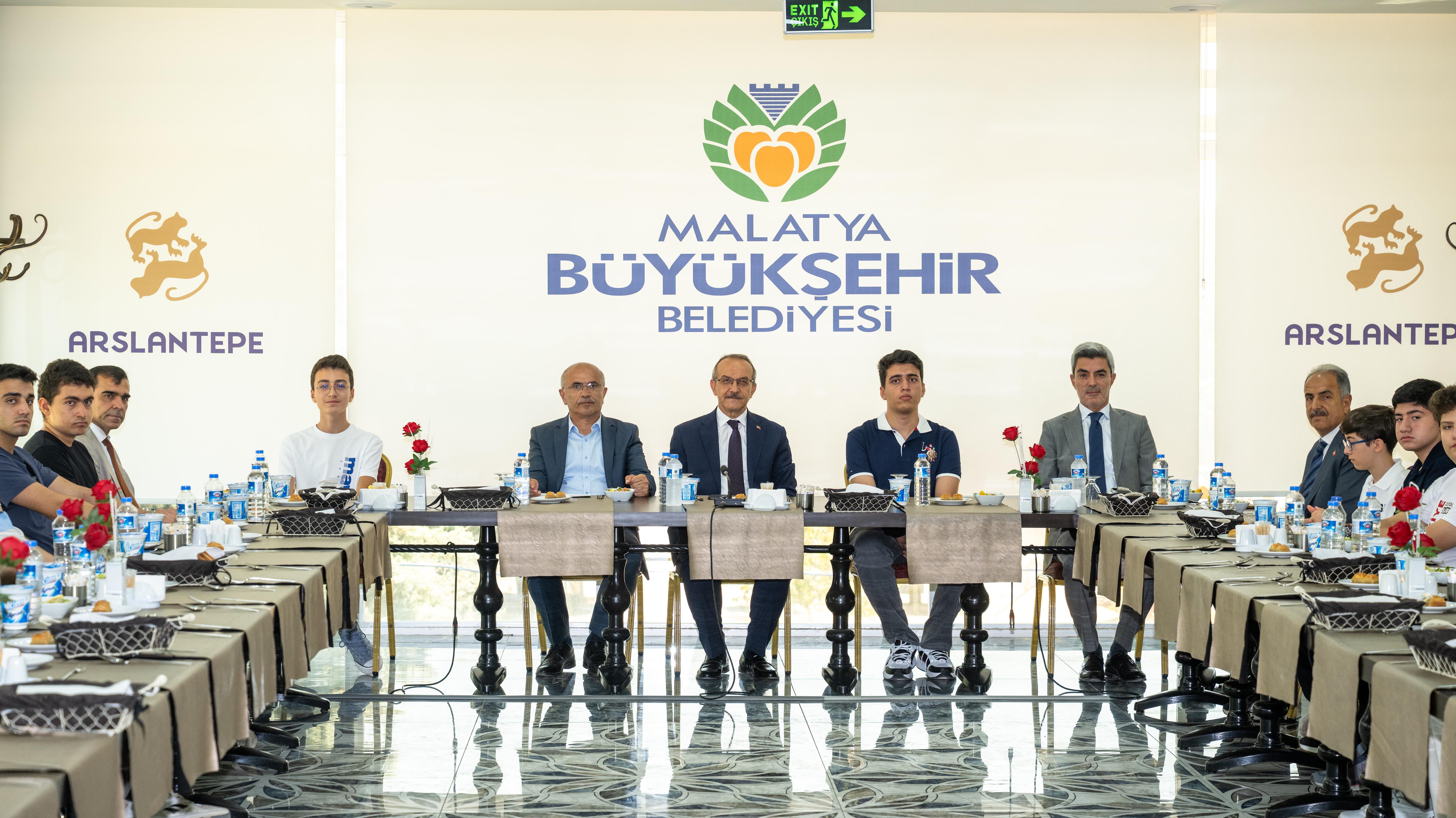 Malatya’da Başarılı Öğrenciler Onuruna Yemek Düzenlendi