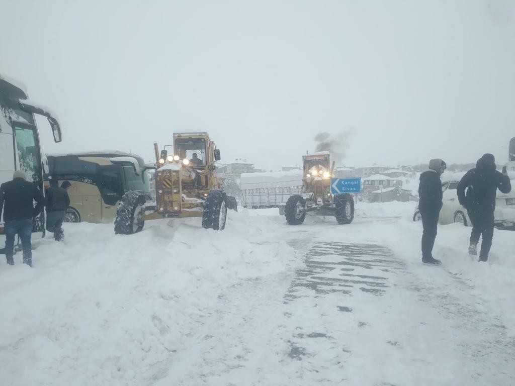 Malatya’da karla mücadele sürüyor