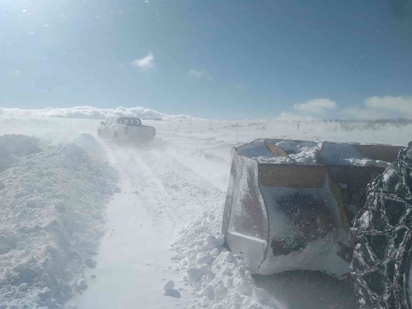 Malatya’da karlı yolları açma çalışmaları sürüyor