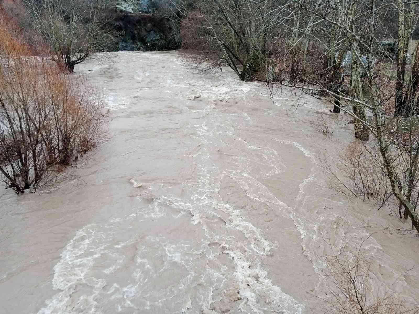 Malatya’da Kozluk Çayı taştı, yollar su altında kaldı