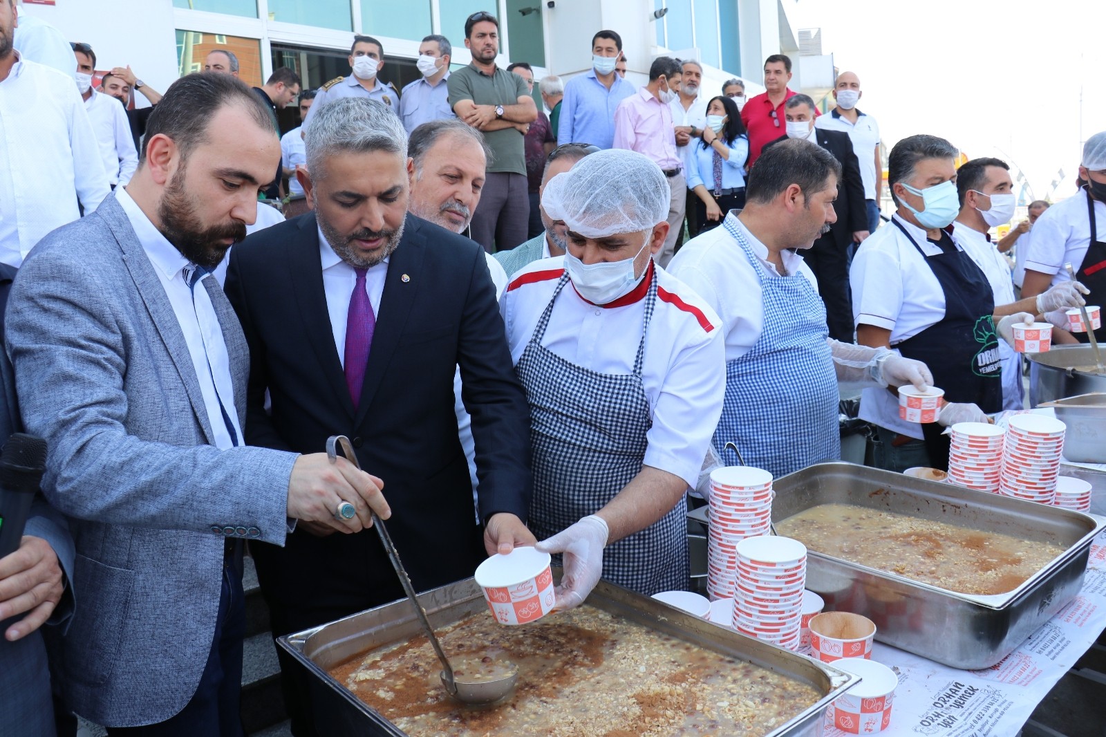 Malatya’da MTSO aşure dağıttı